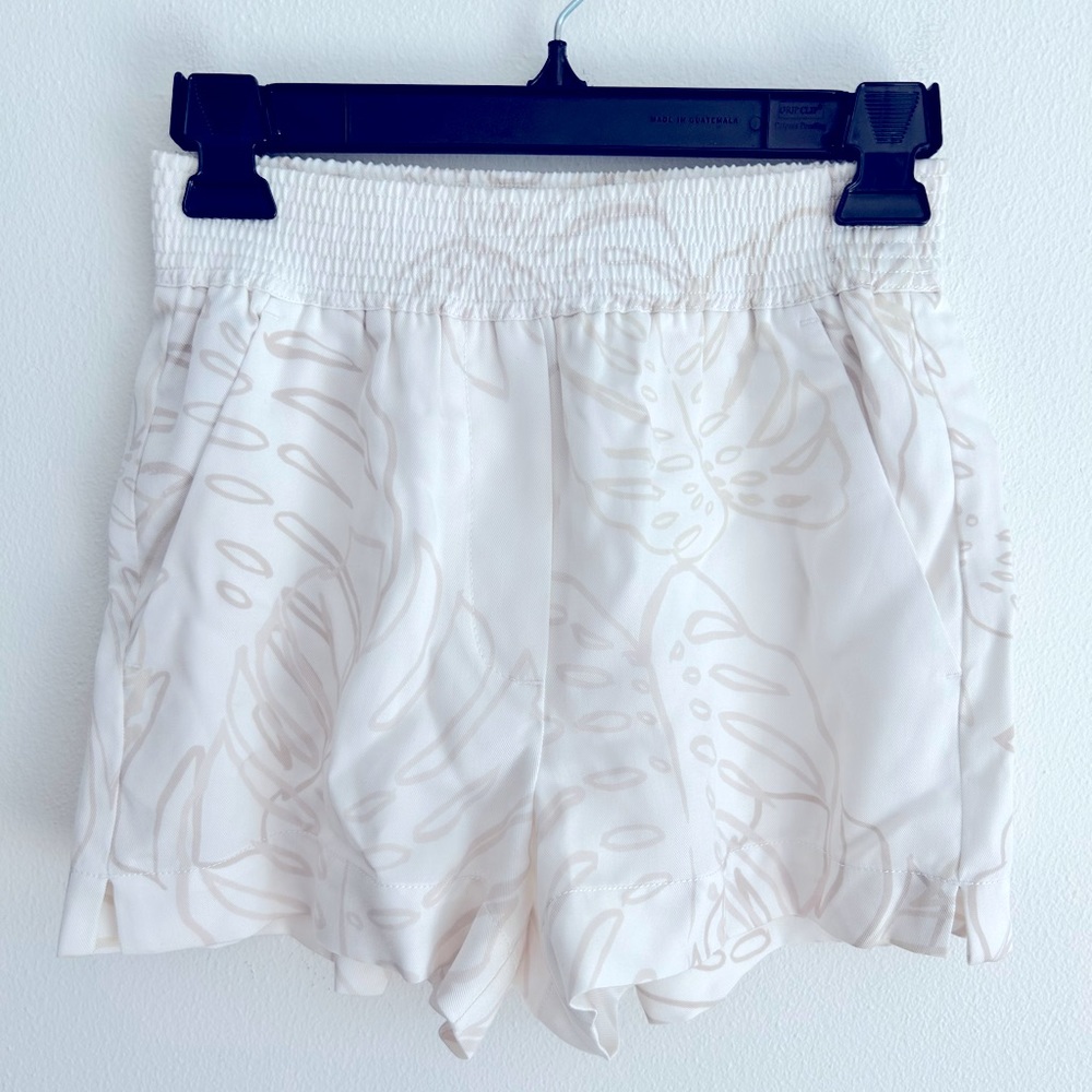 The Group Babaton by Aritzia Cream Leaf Print 2” Elastic Waistband Shorts Sz XS